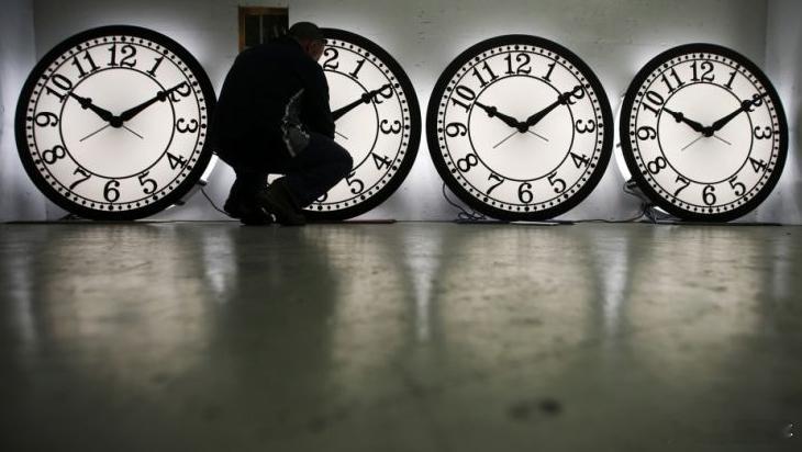 【美国“夏令时”存废引争议！一年两调表，成为昂贵的“大麻烦”】每年三月和十一月，