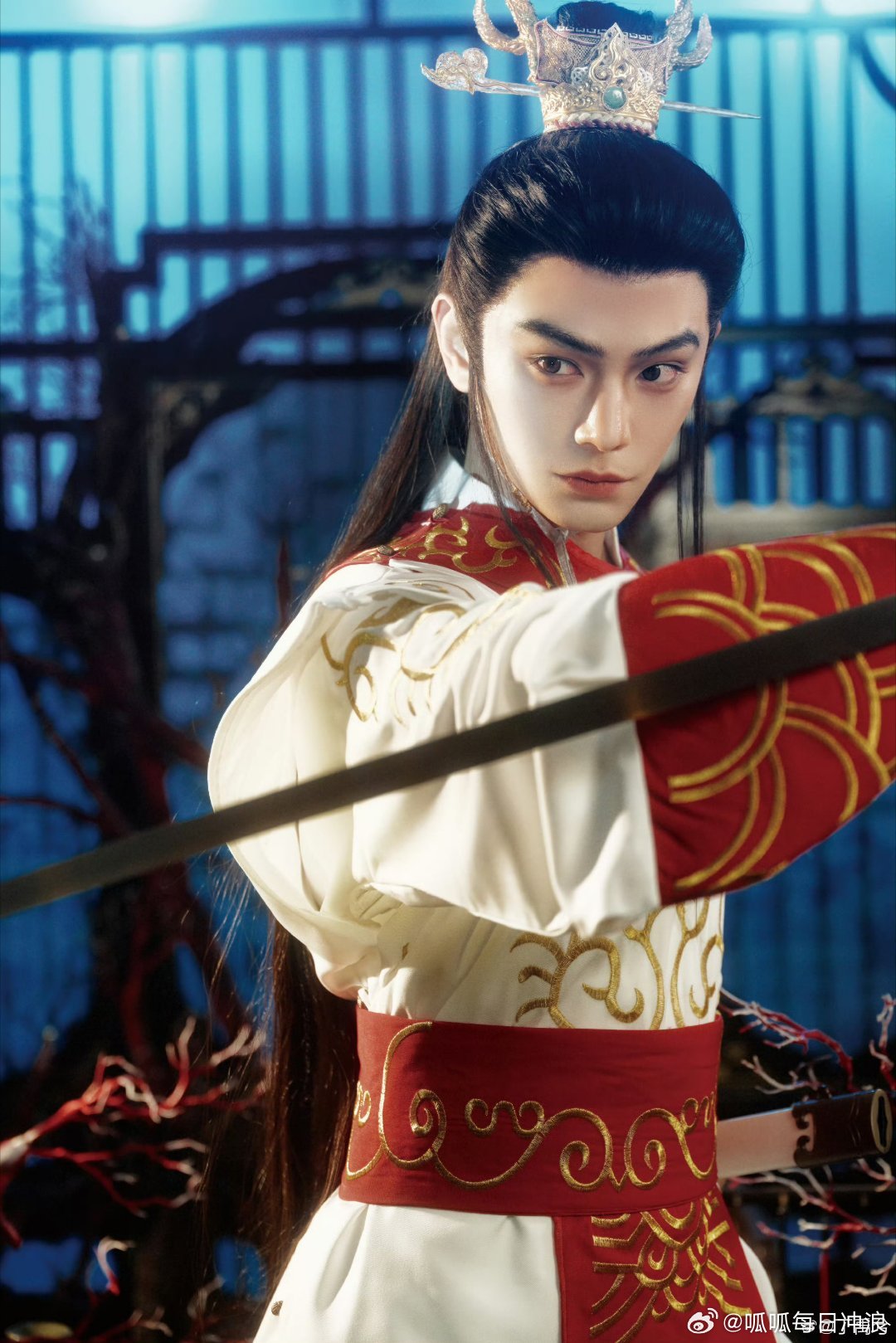 司宫令明天开机，开机板是领衔主演丁禹兮/宋祖儿，这是平番还是丁禹兮在前为先？看官