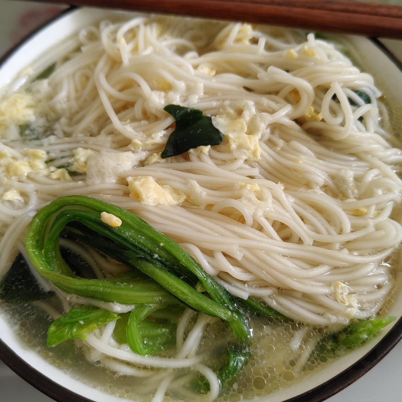 《素食斋》第142天
素食坚持许多天，
减肥减去十八斤。
中途几天被肉篇，
半月