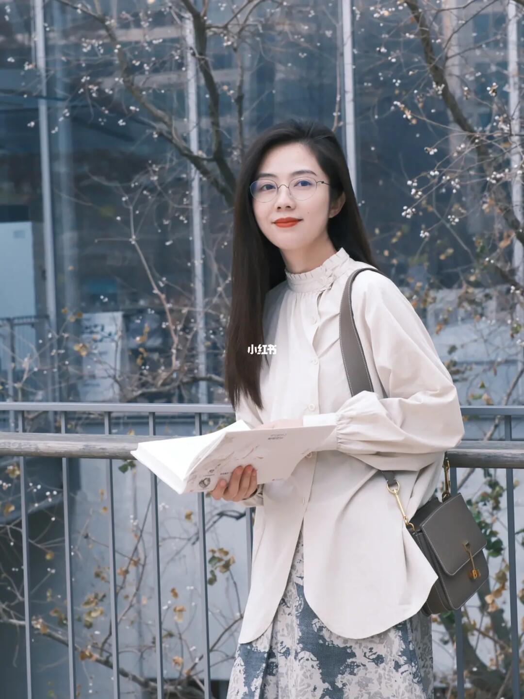 世事漫随流水，算来一梦浮生。