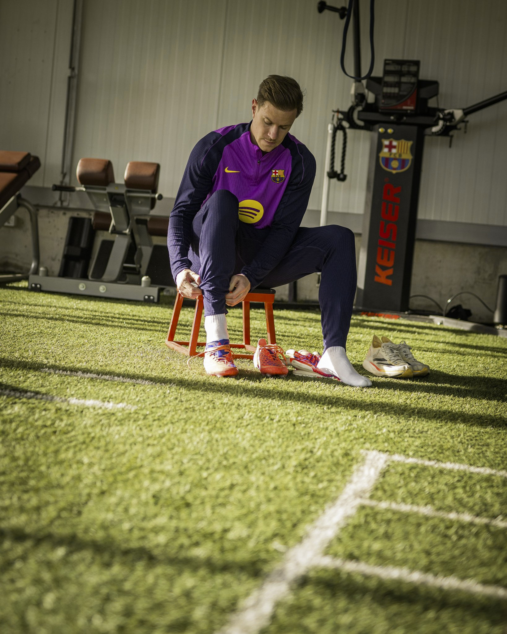 巴萨ter Stegen在训练中受伤，已离开沙特返回巴塞罗那。球队将征召Koch