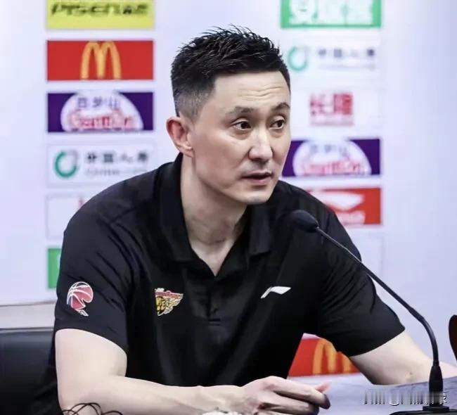 广东虽然106-96战胜广厦，但杜锋批评这4人表现不合格！
1、徐杰状态低迷，全