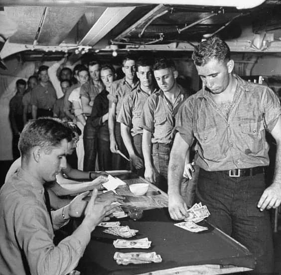 发饷了！Pay day on a US Navy cruiser in 1942