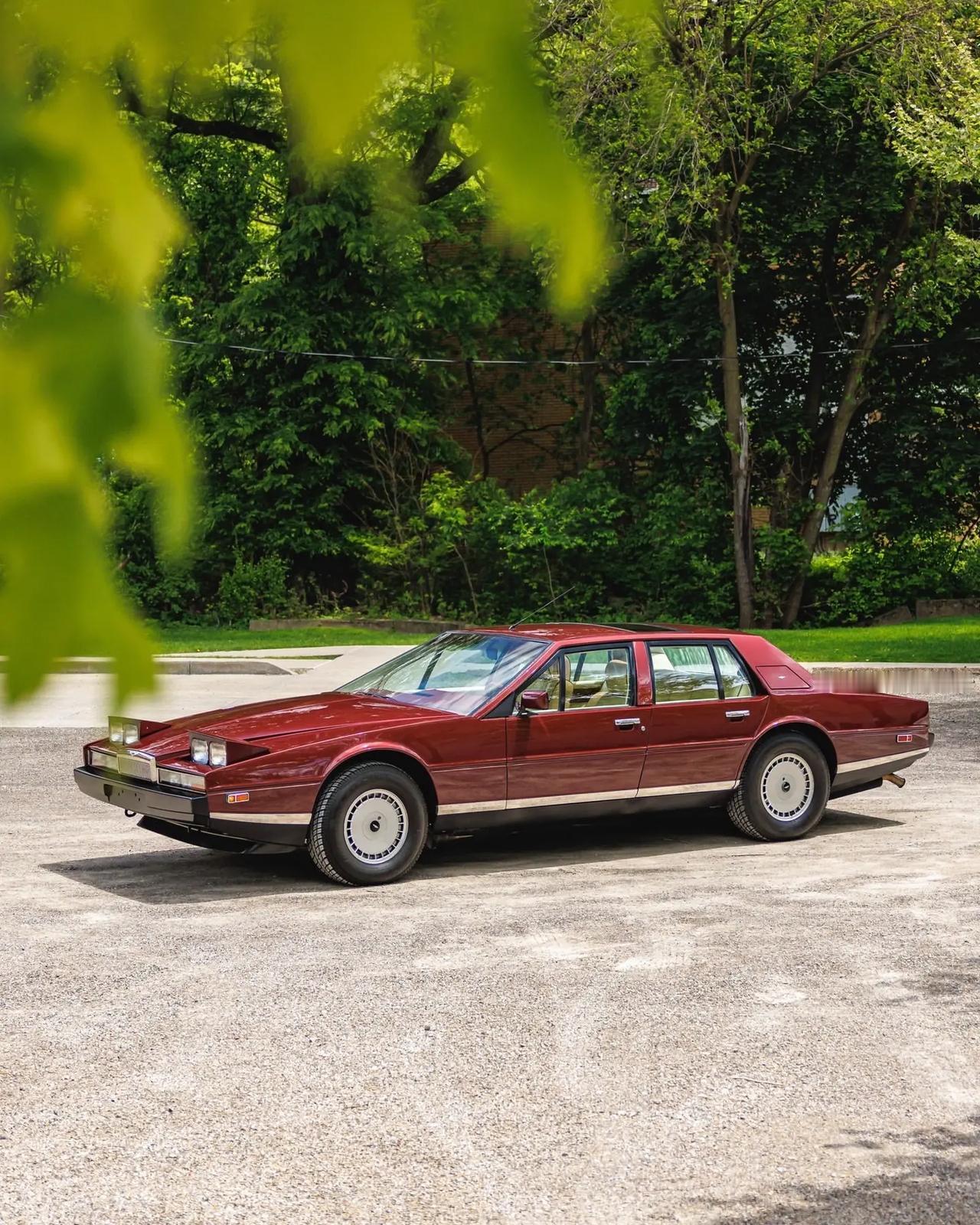 Aston Martin Lagonda.在经典豪华轿车的发展史上，阿斯顿·马丁