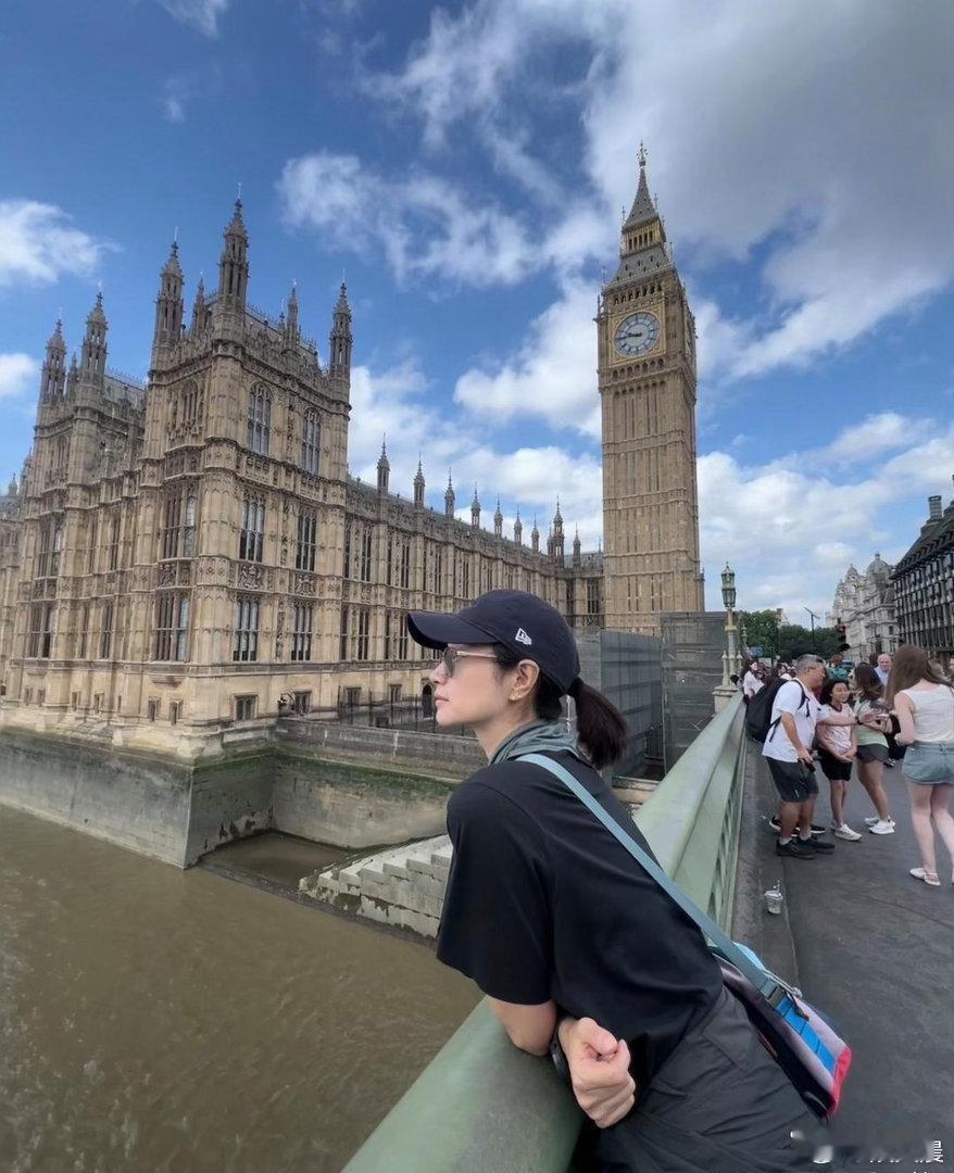 沈佳妮分享英国旅行随拍，穿搭简单随性，私下的她很少化妆，大多都是素颜直面镜头，状