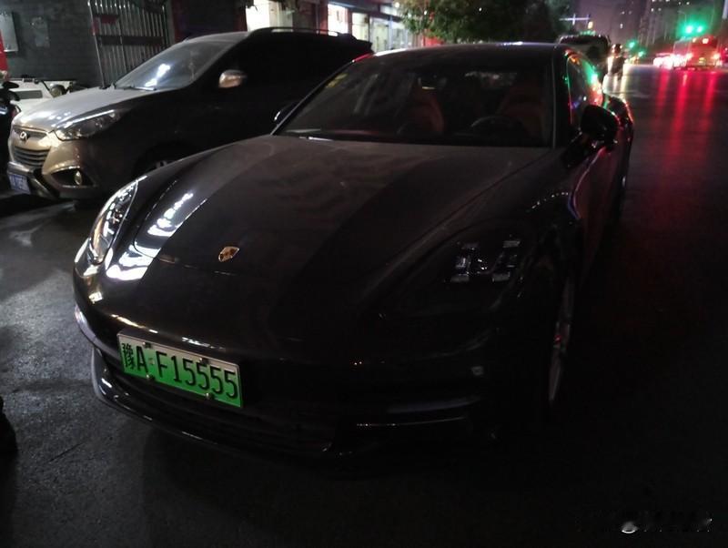 近日，有健身房推出活动，3个月减重100斤送豪车帕拉梅拉。这对体重可有着不低的要