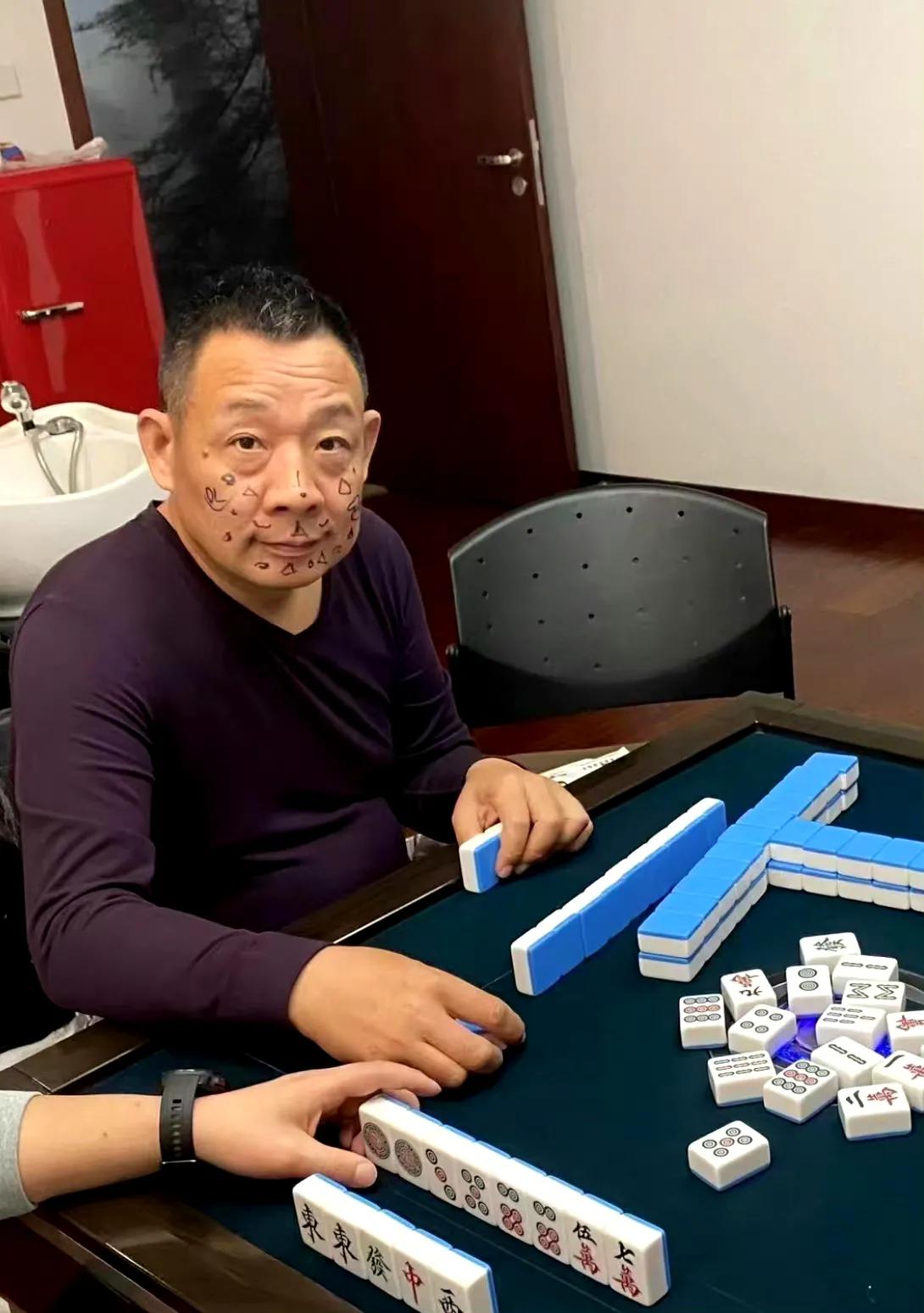 胖东来的董事长十分接地气。在休闲的打麻将时光里，没有了职场的层级隔阂。当董事长运