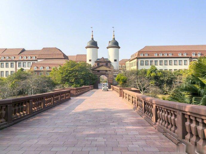 参观华为松山湖园区，就像进入了童话世界！每天在如此优美的环境中工作，非常有利于激