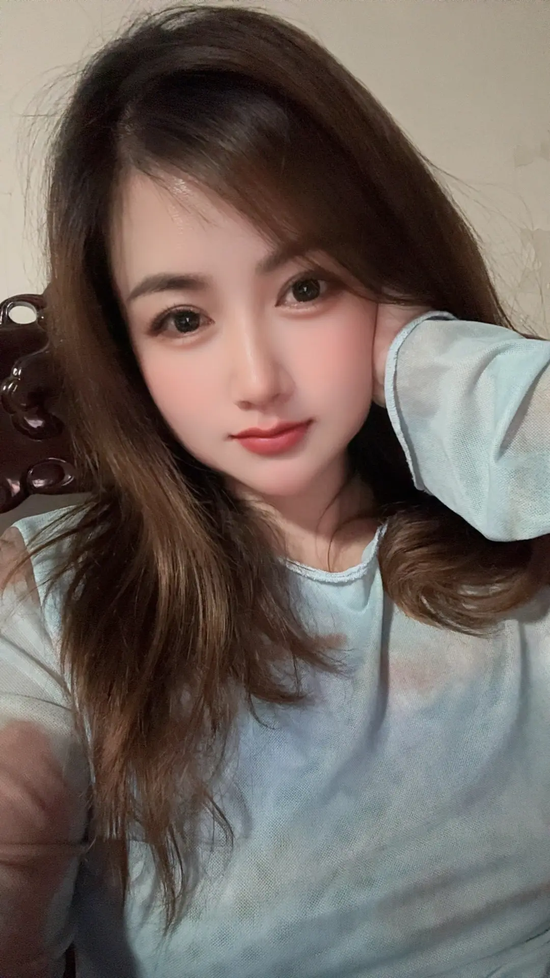 其实我挺讨厌自己的，没有一点心眼，直来直去，活的稀里糊涂，太重感情，还...