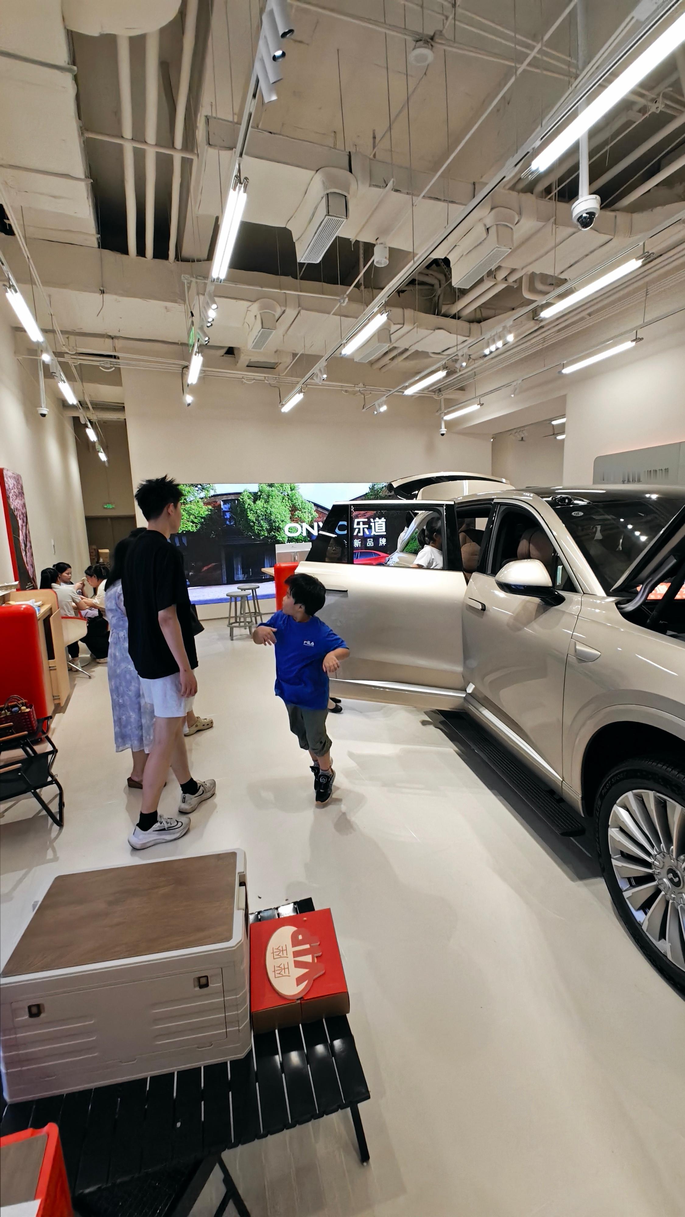 我已经下订乐道L90，但我家人还没看过车。今晚提前带他们去感受一下8月1日就要开