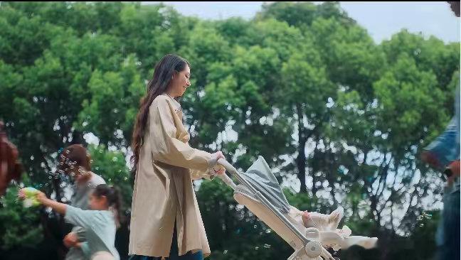 外公一句 貌比潘安 把外孙夸上热搜，隔代亲藏都藏不住。之前她拍babycare的