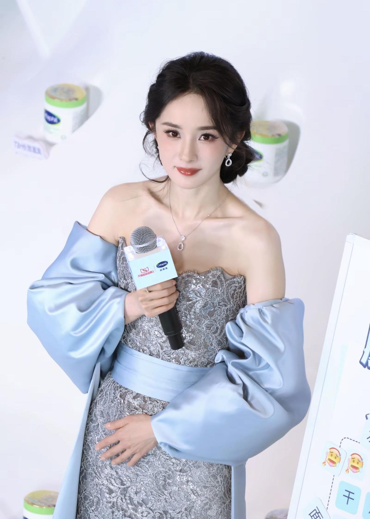 每一次出场都是完胜，衣品和妆容从没有失望过，每一次都养眼[赞]杨幂的美不缺古典的