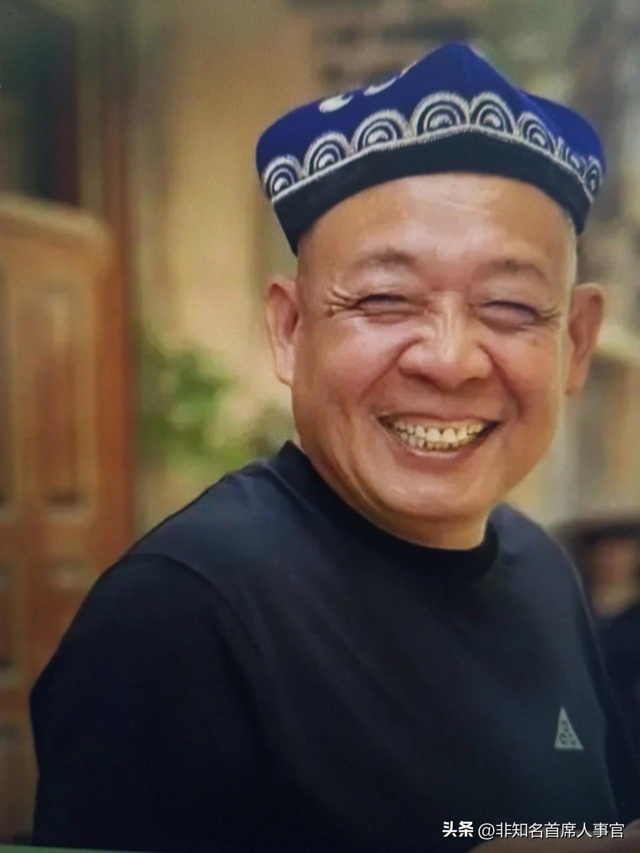 【于东来！一边溜街一边发钱】

蜗牛君的一个朋友在胖东来工作，据说有一次他的领导