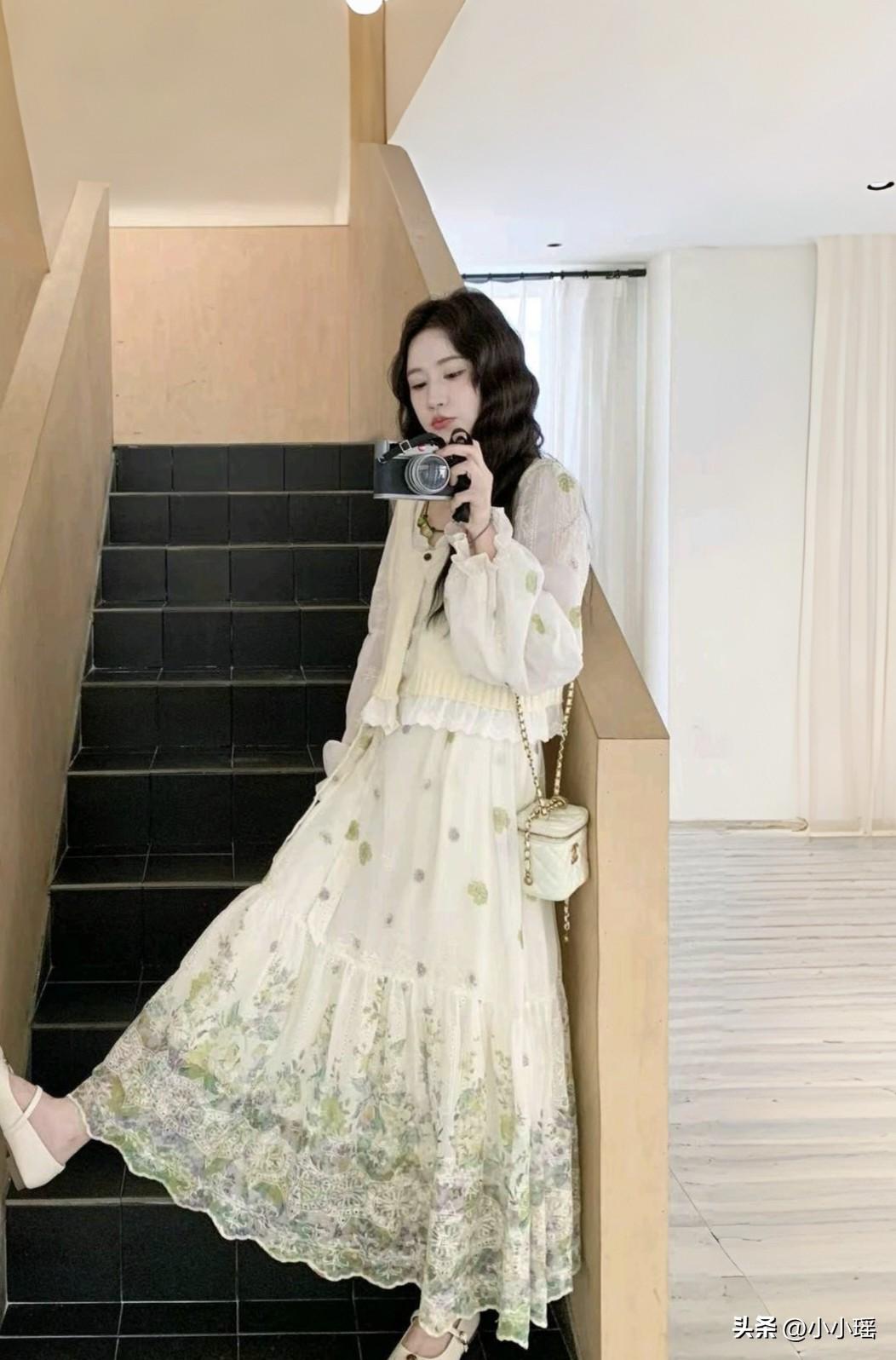 穿着美美哒的碎花裙，
踏着我的小白鞋，
带上放飞自我的心情，
来一场说走就走的踏