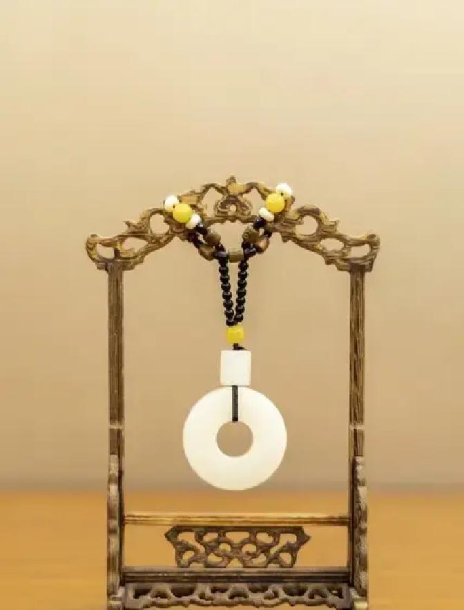 前不久，北京某部委实验室来了一批应届毕业生参观。别人对倒水的服务员视而不见，有人