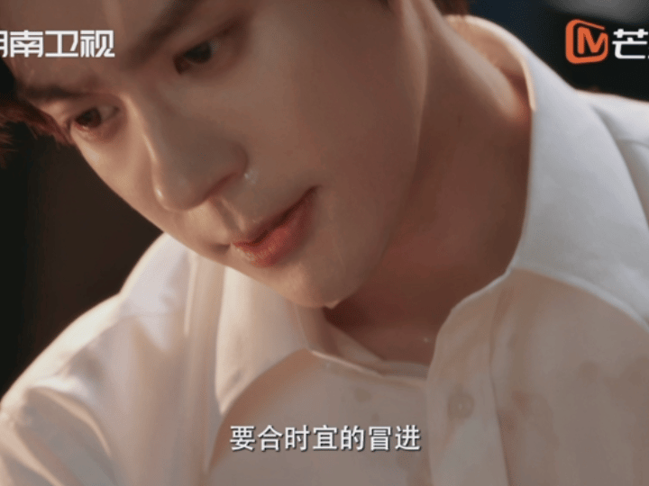 魏哲鸣体制内白月光杀回来了魏哲鸣的状态真的绝了！新剧里体制内造型正气又温柔，每一