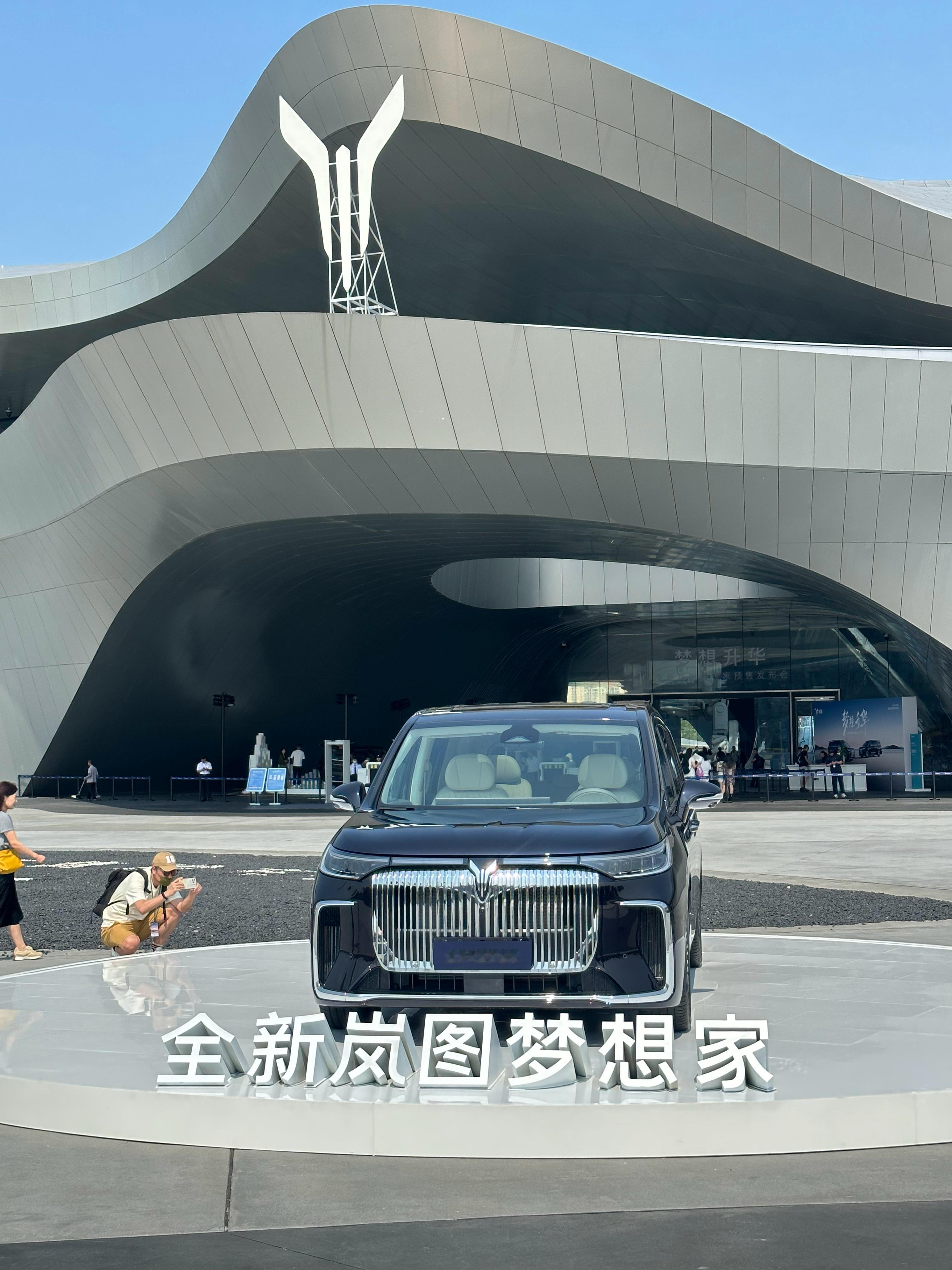 岚图全新梦想家开启预售，价格34.99万元-48.99万元。外观内饰可以看之前视