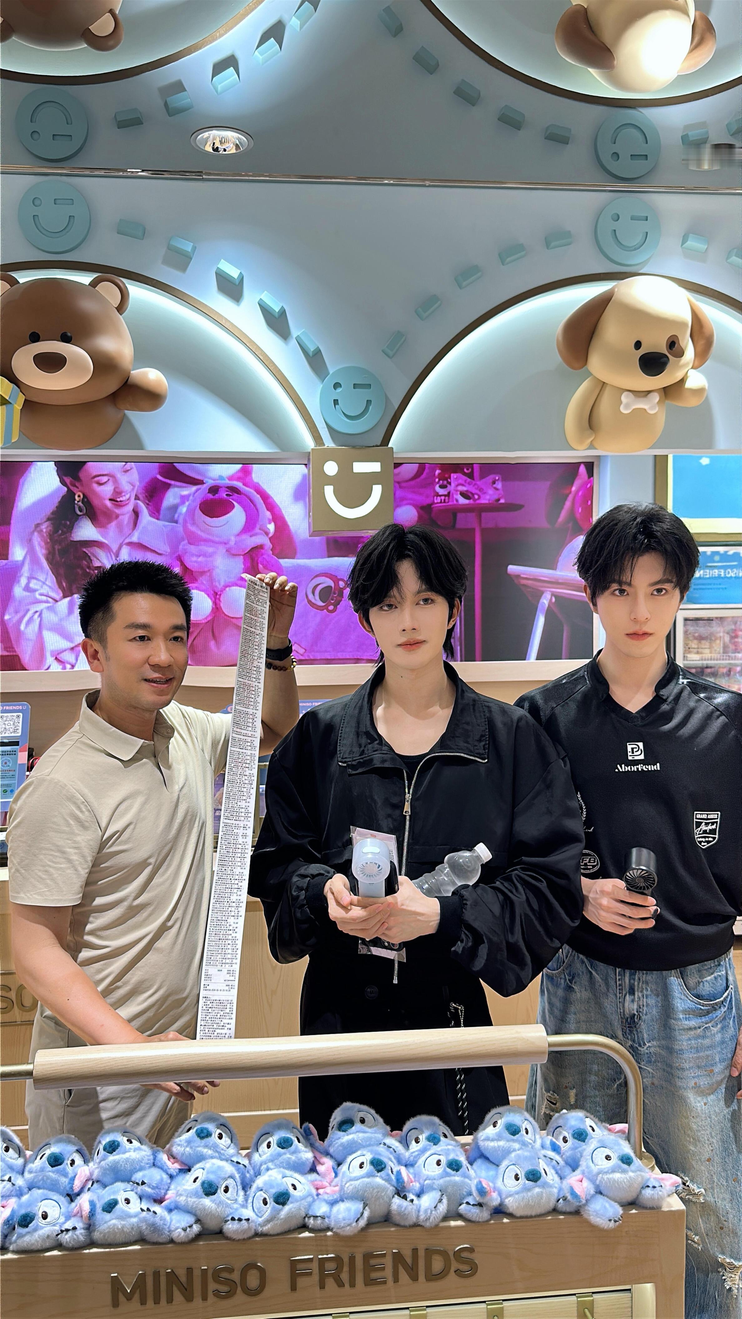 存档—名创优品副总裁与星星邱邱合照 