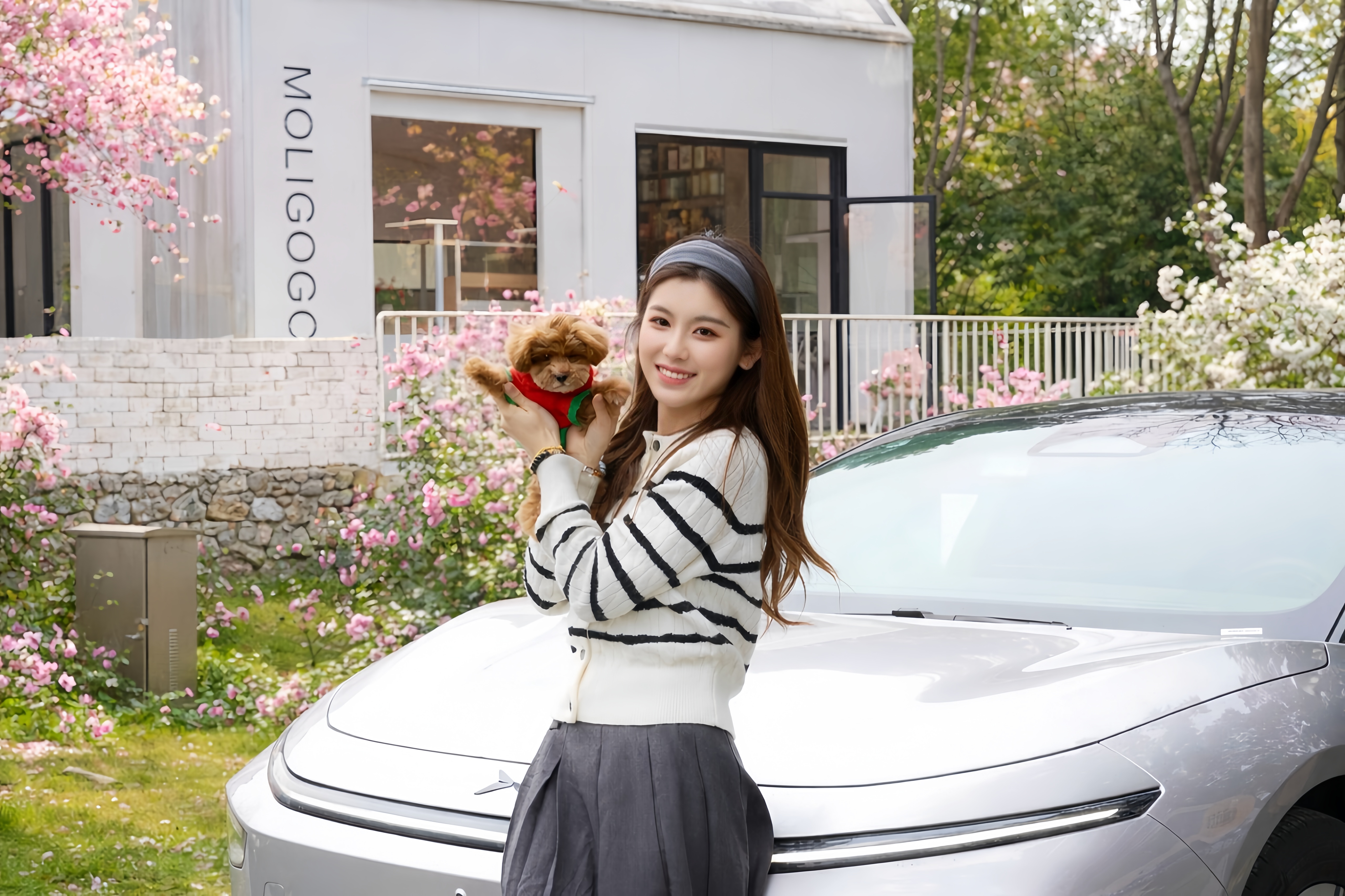 开小鹏P7+带毛孩子赴一场花事🌸春日露营的正确打开方式，就是开着小鹏P7+带着