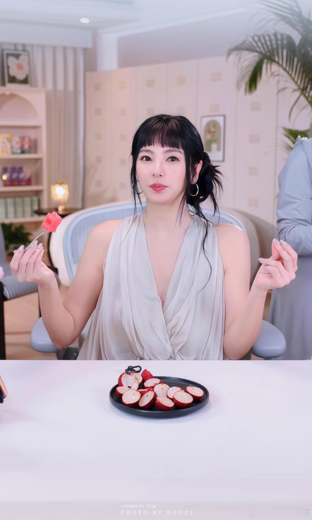 张雨绮 幼态风 第一眼真的彻底认不出来这是张雨绮！印象里一直是气场全开的顶级御姐