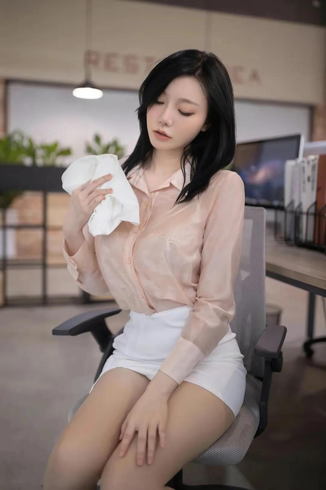 安然美女职业装，浅粉色衬衫好美