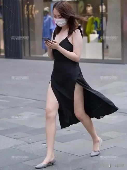 女人，大街上穿这么性感，到底给谁看？
……
昨天下午，去逛街。
商场门口，看到一