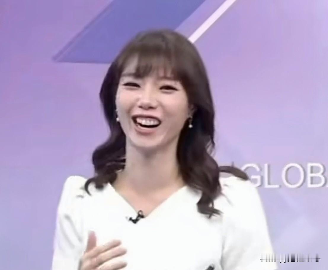 台湾女主播谭伊伦吐槽收入低，买一件衣服要两三千块（新台币）。时事评论员谢寒冰补刀