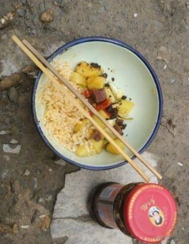 东北方言之（765）不搂搜：
这句话主要是形式形容饭菜不够吃，或者钱不够花。
用