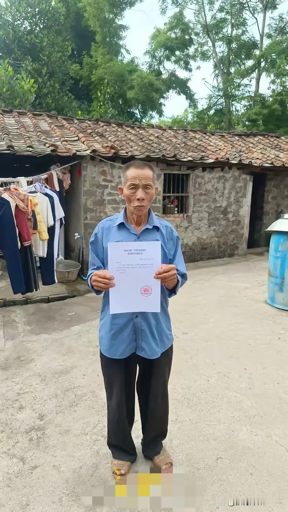 海南临高县杨成杰老人，看见不到8岁的孙子被同村喝醉酒的杨某全掐着脖子喘不上气了，
