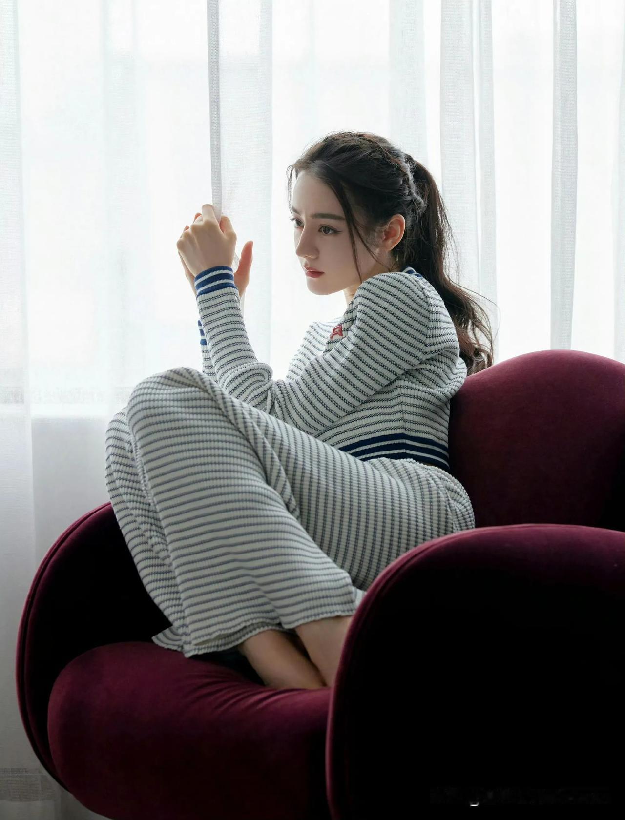 热巴慵懒午后，阳光洒进房间，美女静坐沉思