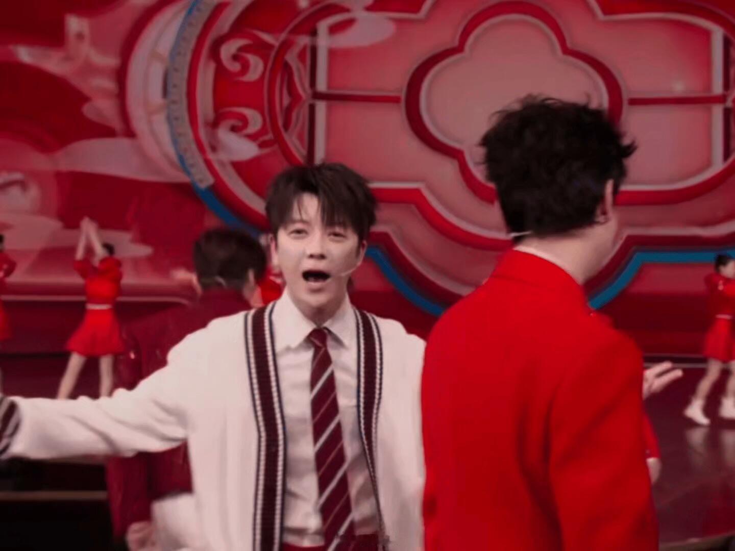 王栎鑫连续三年“扇”春晚镜头好帅春晚  | 