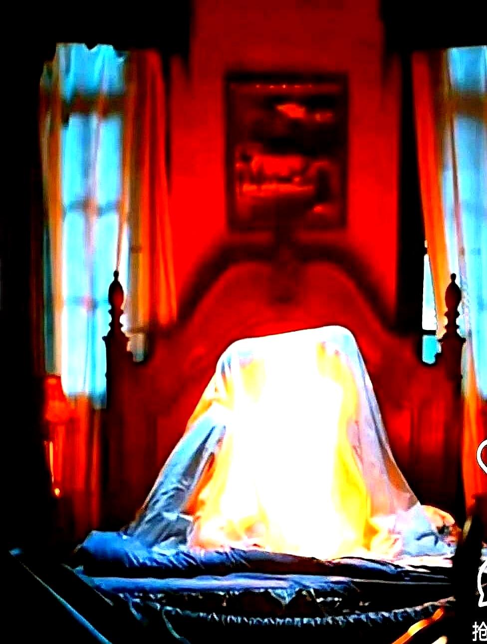 导演王小亿都看傻了，这哪是演戏啊。
 

当初王导一直给他打气，他才接下沈少尘这