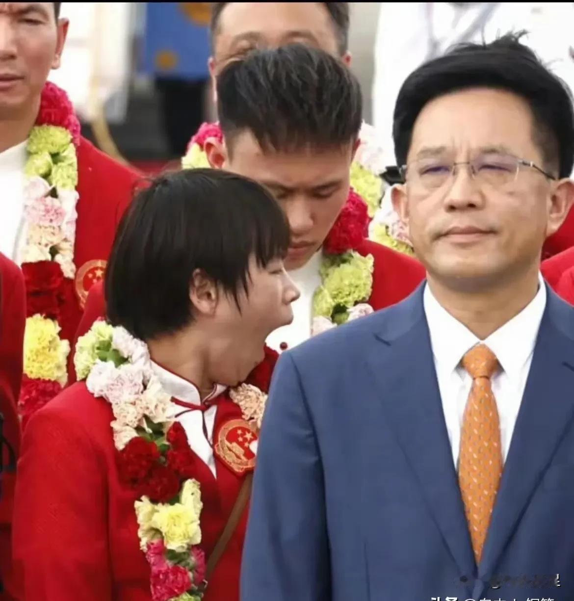 蚕宝又犯困了[捂脸]
全红婵从巴黎飞回北京后，稍作休息又飞来广州，到了二沙广东体