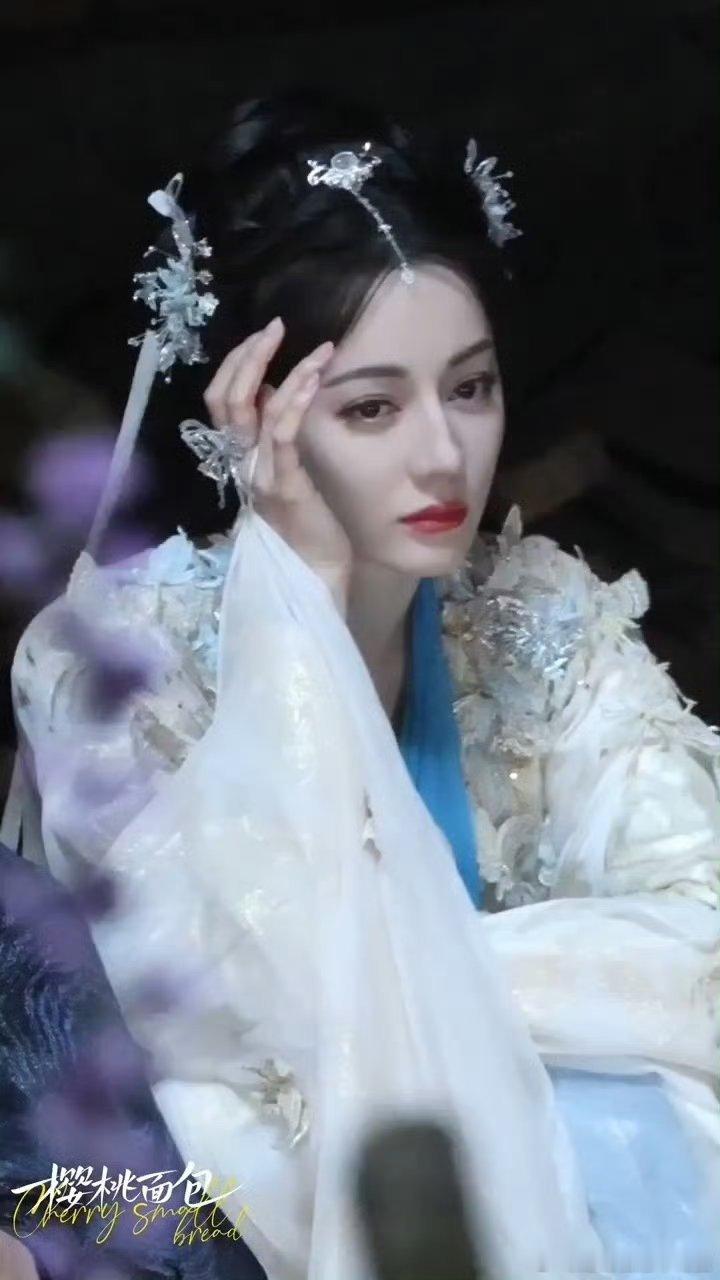 迪丽热巴贺思慕白色蝴蝶裙 偏偏少女感，真的就是仙女本人 