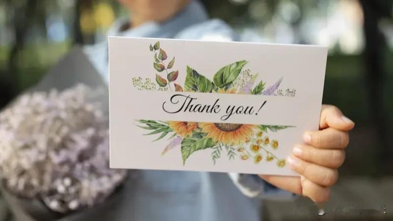 别人帮助我，我一定会说谢谢，
第一，表示对他人的尊重
第二，表示个人的礼貌。与感