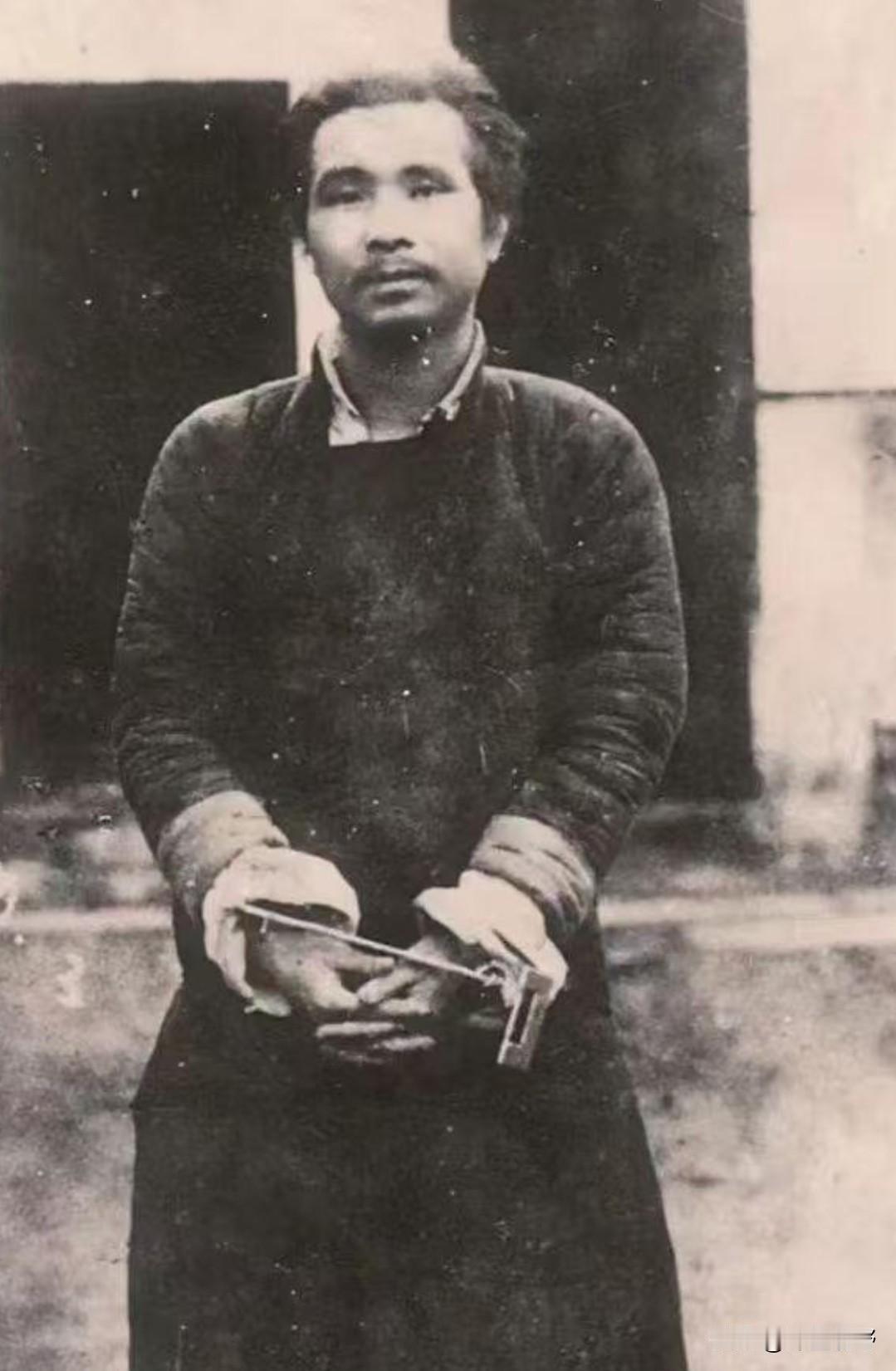 看到这张照片时，他的家人都泪目了！这是1935年临刑前，家人买通狱卒，请人给他拍