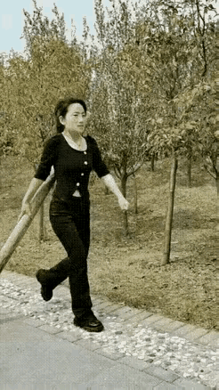 这男的够机智，这情商轻松化解危机，老婆怒气而来，喜庆而去。