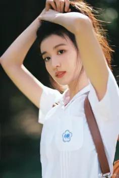 王楚然工作室 巴黎不是用来转机的不做匆匆过客，只为时尚赴约！王楚然携七年古典舞功