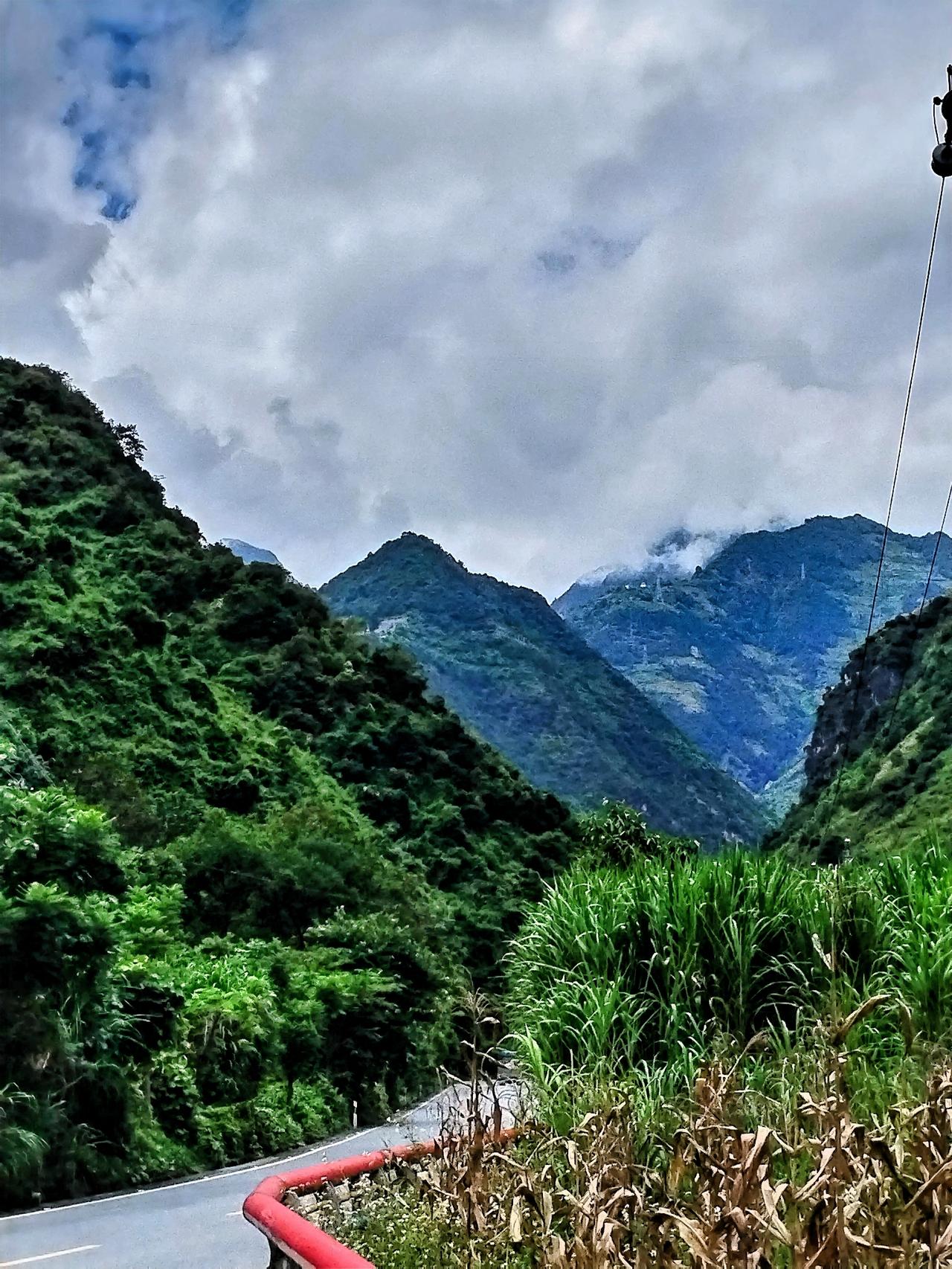 山高路远，云深难觅处。当我踏上这片神秘的土地，每一步都好似在与自然倾心交谈。山间