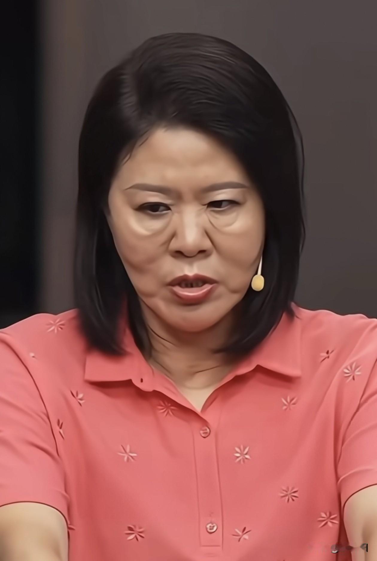 郎平变化太大了，整个人的形象与我们过去熟悉的形象有所不同，整个状态都快让人认不出