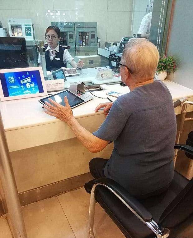 山东济南一大爷去银行取钱，由于人太多，大堂经理就帮大爷在ATM机上取了5700块