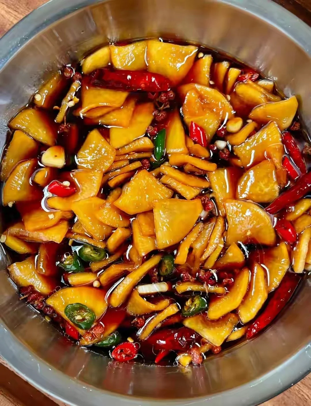 当一个人挑剔自己时，就不可能不挑剔别人。一个人指向自己的苛责和羞耻，同...