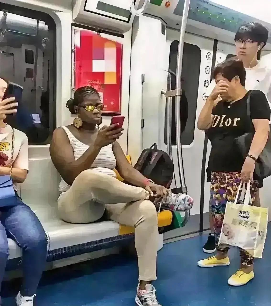 在高铁车厢里，有个留学生一个人占了几个座，还满脸不在乎、嬉皮笑脸的。民警三次警告