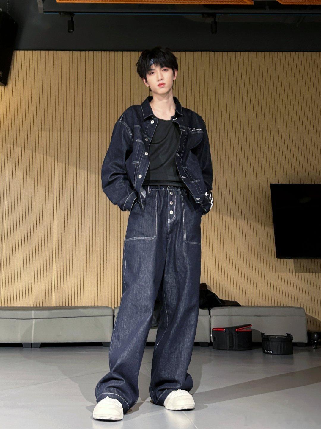 【投稿〡张桂源】张桂源牛仔衣 熟男味好浓的一个练习生，长这样粉丝真的太爽了吧​​