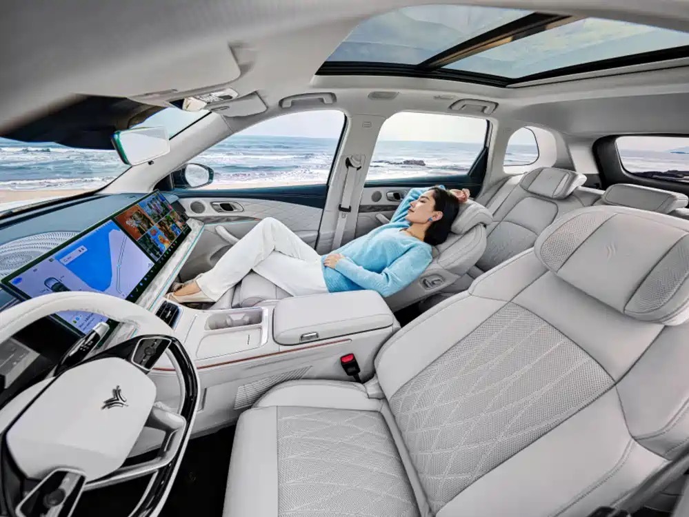 哪吒L增程版，15万大空间家用SUV。310km超长纯电续航，快充半小时充满80