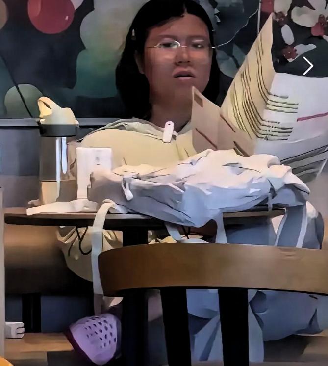 我查了一圈，真正值得讨论的反倒不是她到底考了多少分。
目前能确认的是，星巴克“不