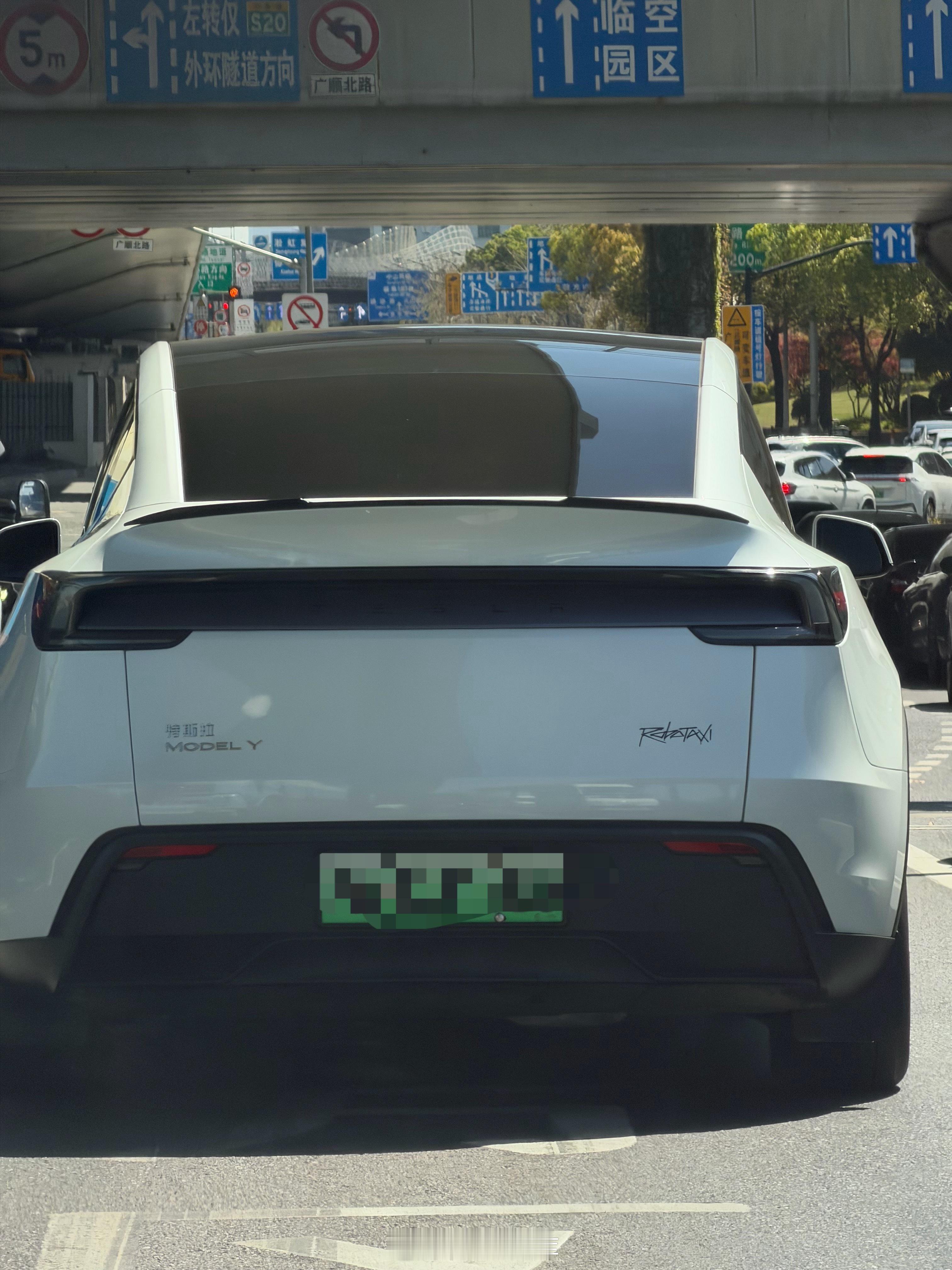 上班看到一辆特斯拉 Model Y，这是Robotaxi 的业务开到上海来了？4
