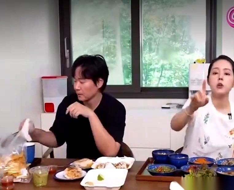 说起韩佳人和延政勋这对夫妇，脑子里蹦出来的词就是，有钱，有名，顶级明星。
镜头推