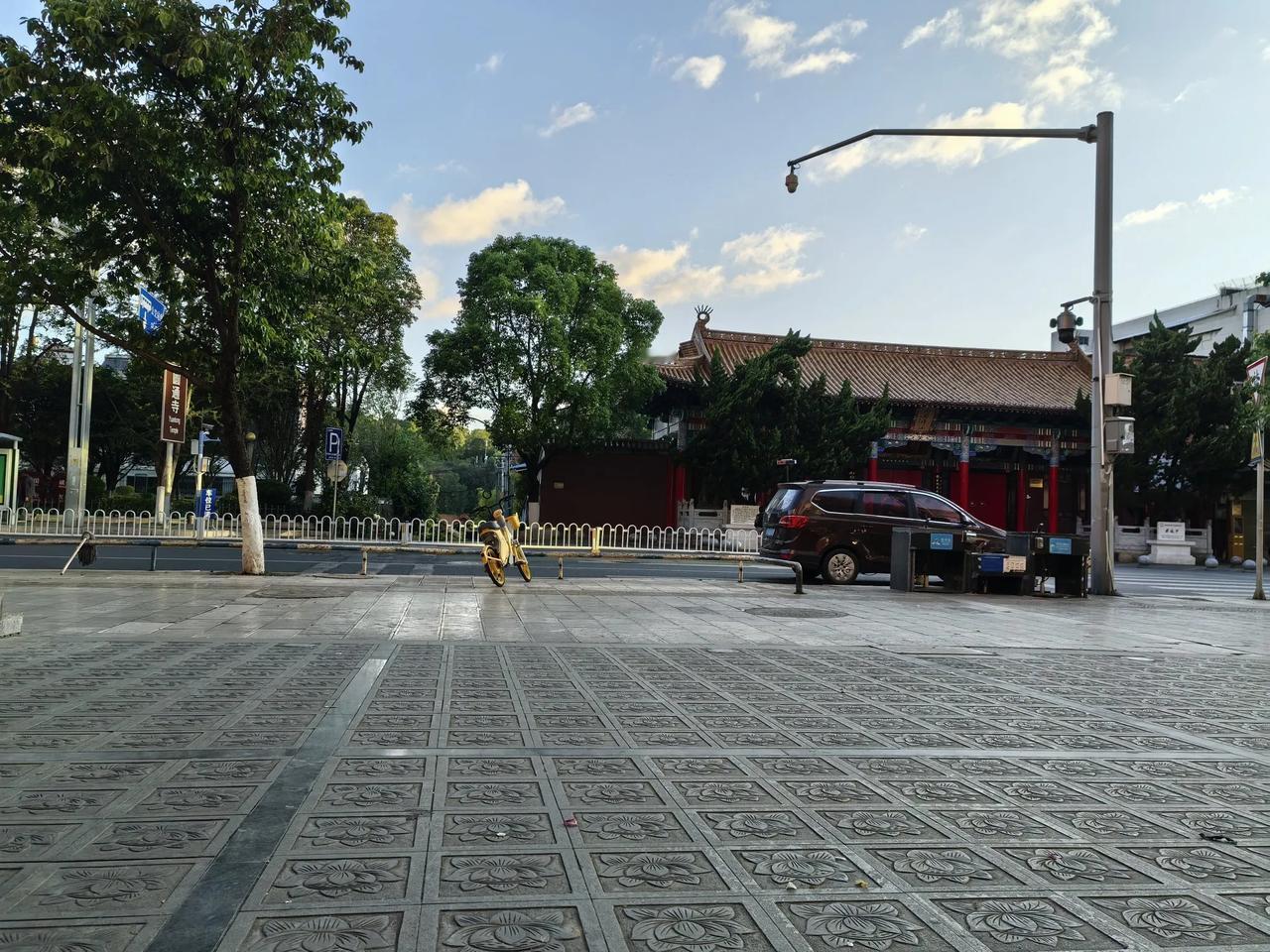 昆明千佛堂，云南五福坊；来者皆为客，去时知心善。一年一年又一年，年年有余本心在，