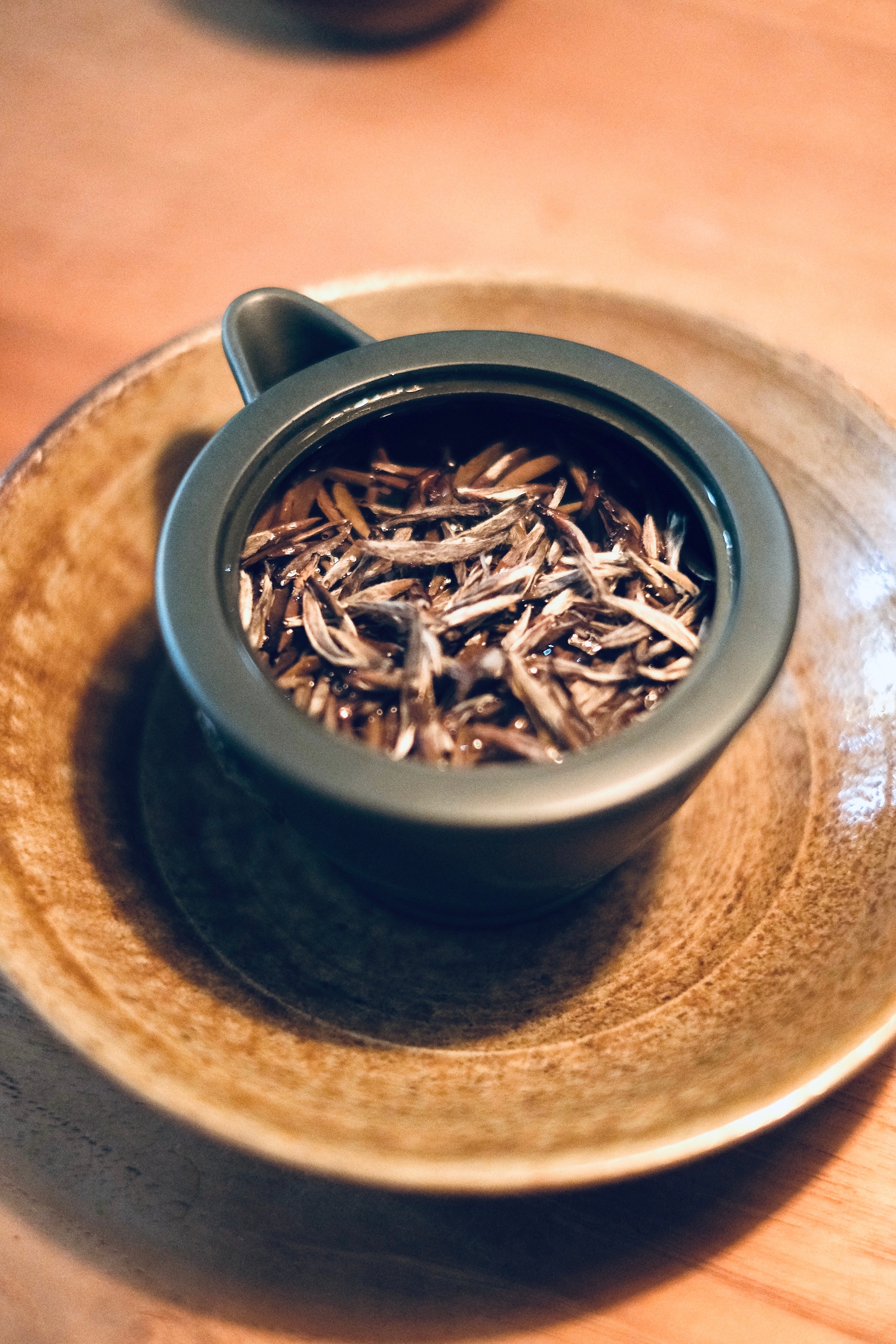 白天忙着生活，晚上泡一杯茶，才终于有一点时间，把自己还给自己。一杯茶的时间不长，